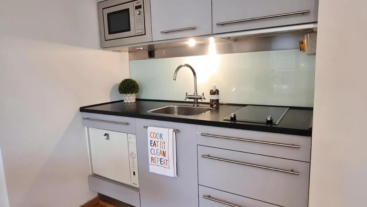 Fabulous Studio Apartment With Aircon, Parking And Terrace Ocean View Gibraltar Gibraltar